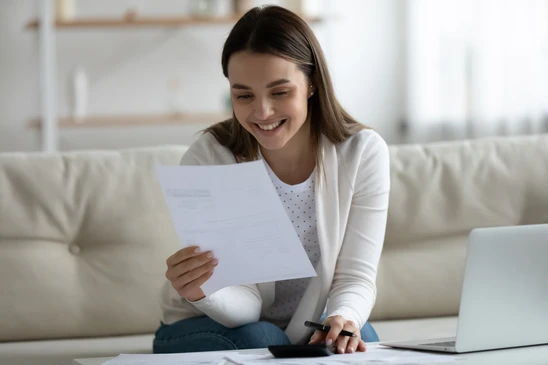 Gros plan sur un bulletin de paie français avec mention "NET À PAYER AVANT IMPÔT SUR LE REVENU" et cotisations salariales détaillées