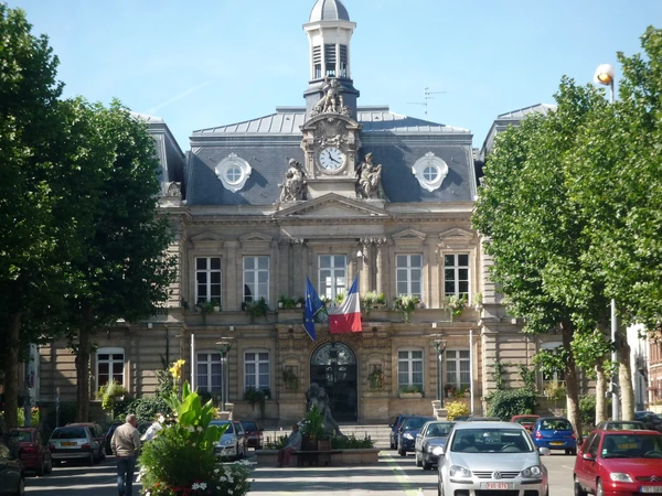 Photographie réaliste d'une rue ou place caractéristique d'Anzin, montrant l'architecture locale distinctive de la ville avec des bâtiments ou repères visuels reconnaissables. L'image doit être claire, bien éclairée et de qualité professionnelle, sans texte ni filigrane visible.